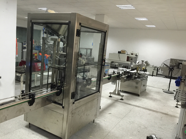 etikečių klijavimo mašina capping line.jpg