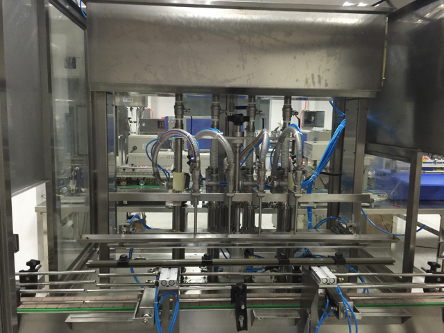 keturių galvų pildymo mašinos.jpg