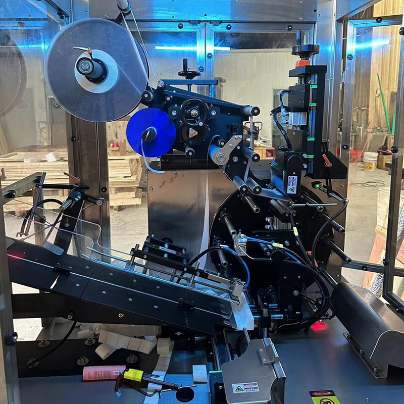 Automatinė plastikinių minkštų vamzdelių ženklinimo mašina su vamzdelių padavimo sistema