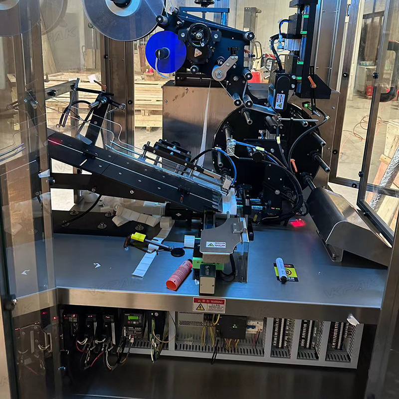 Automatinė plastikinių minkštų vamzdelių ženklinimo mašina su vamzdelių padavimo sistema