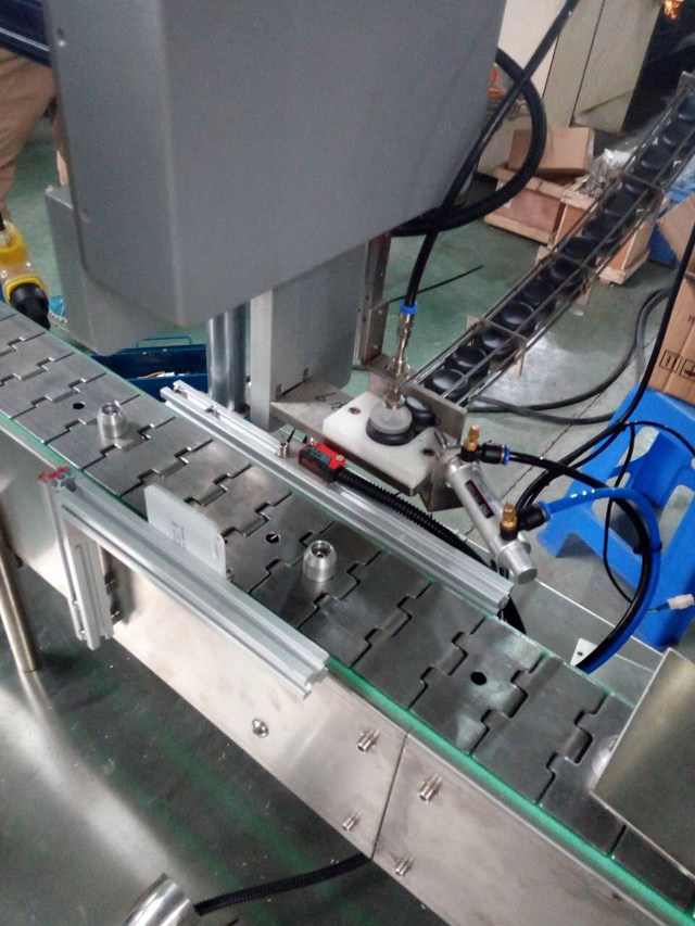 kepurės robotas maitina paveikslėlius.jpg