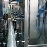 Automatinis butelių užpildymo dangtelio ženklinimo kartono pervyniojimo mašina