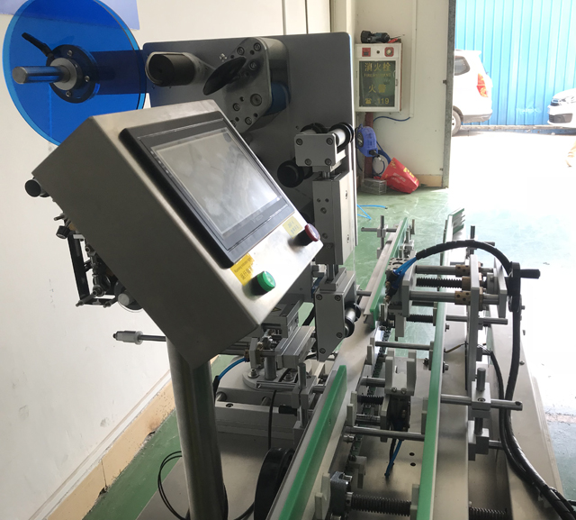 šoninė nuotrauka ant modelio VK-LBL labeller.jpg