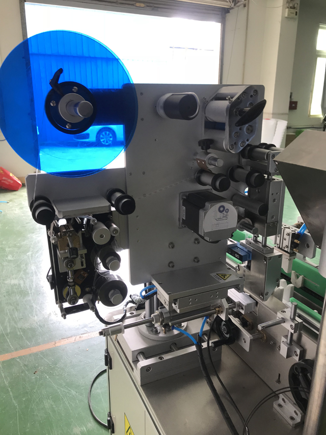 etikečių klijavimo mašina su spausdintuvu.jpg