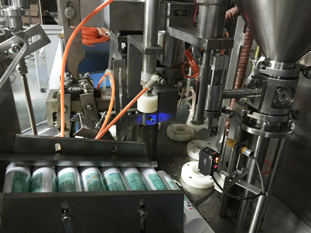 tubes holding feeding system automatinė vamzdelių padavimo sistema užpildymui sandarinimas.jpg