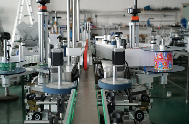 dvipusio etikečių klijavimo mašinos.jpg