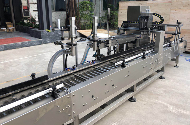 pildymo alyvos kibiro uždengimo mašina.jpg