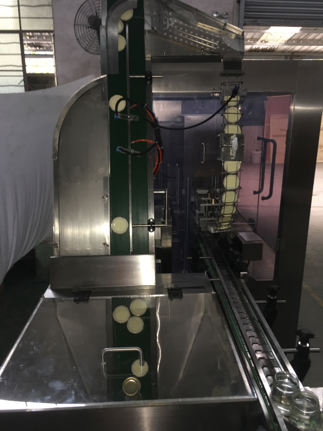 stiklainių vakuuminio sandarinimo dangteliu procesas.JPG