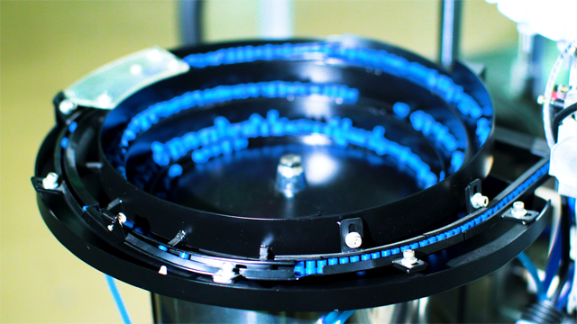 dubenėlių dangteliai feeding.jpg