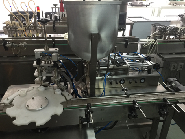 dviejų stiklainių pildymo mašina.jpg