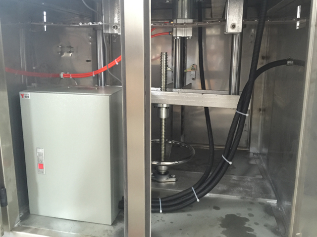 viduje skardinių sandarinimo dangtelis mašina.jpg