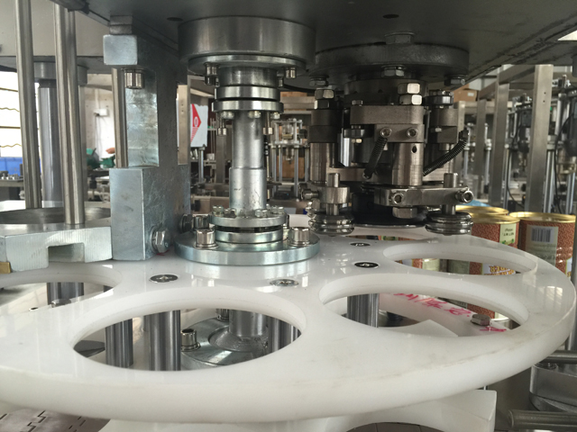 skardinių padėtis skardinių sandarinimo metu.jpg