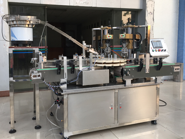 capping machine with 2 capping heads sraigtinių kamštelių įranga pusiau automatinė.jpg