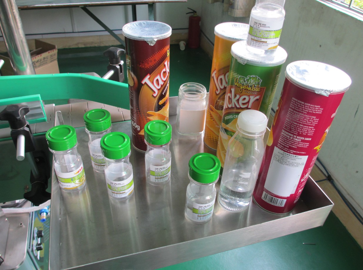 automatic vertical round bottle labeling equipment APVALIOSIOS Skardinės etiketės ETIKETTIERMASCHINE.jpg