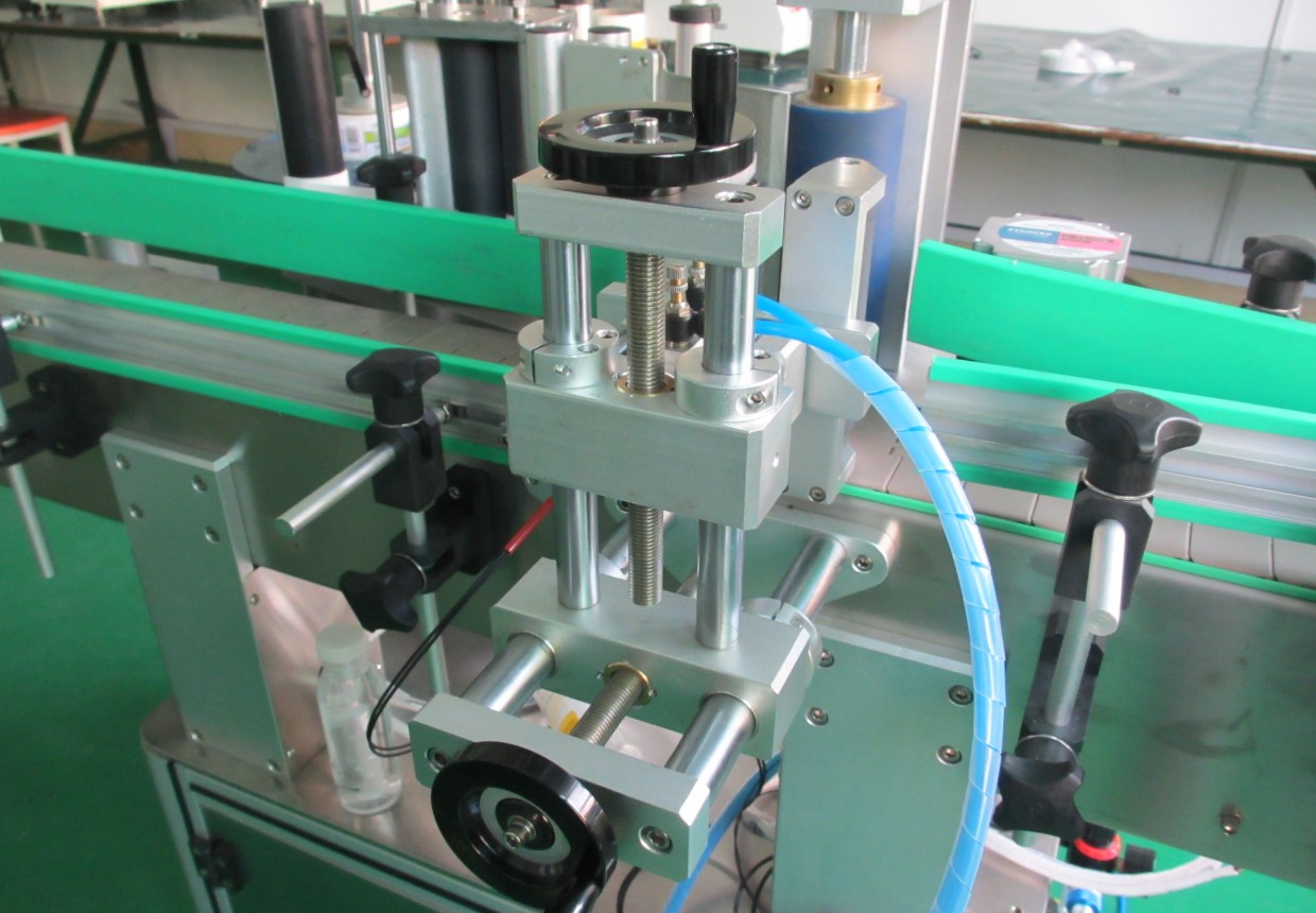 labeling machine with positioning system ŽENKLINIMO ĮRANGA BUTELAI PLC.jpg