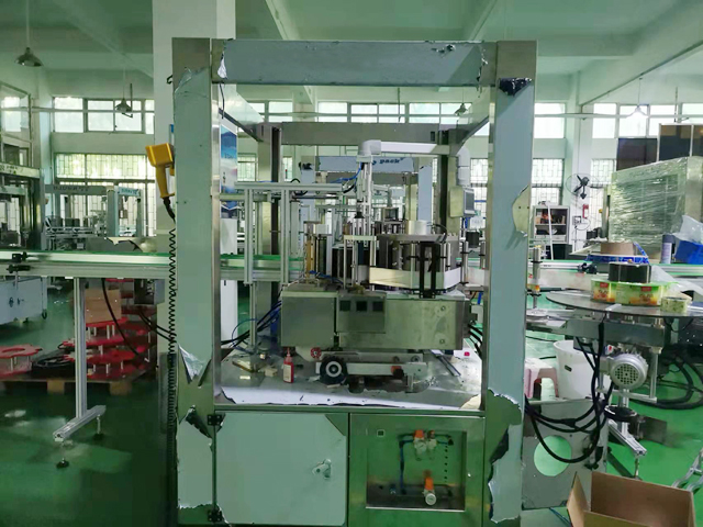 karšto lydalo etikečių mašina.jpg