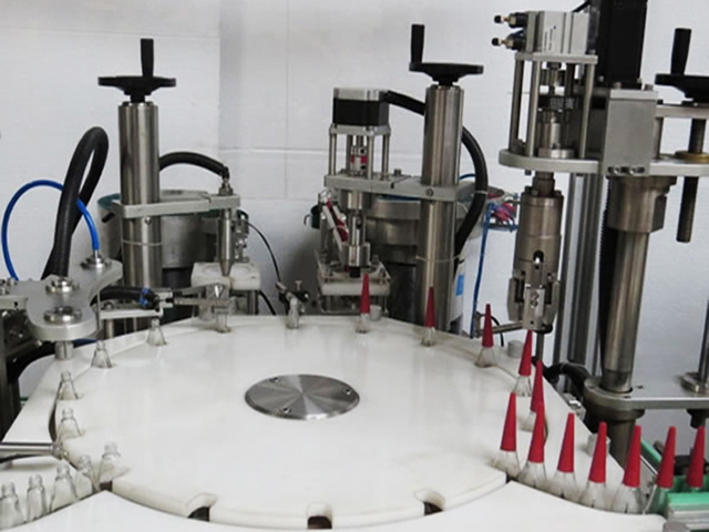 nagų lako užpildymas rotaciniu dangteliu.jpg