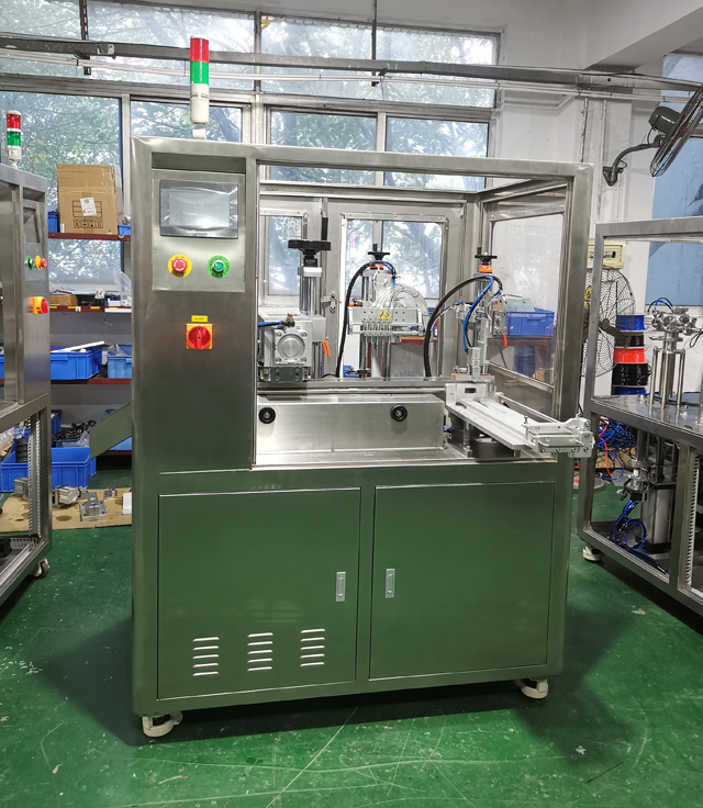 mašina talpykloje.jpg