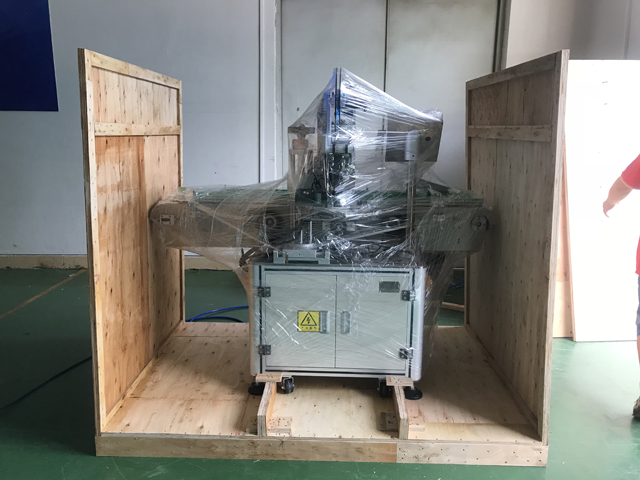 lūpų dažų ženklinimo mašina.jpg