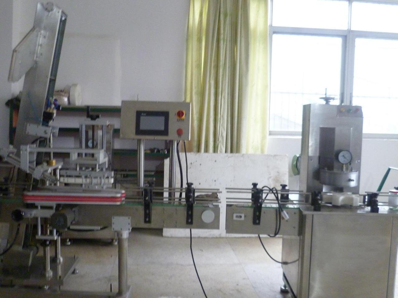 vacuum capping machine with cap placement vakuuminis dangtelis stikliniam indui.JPG