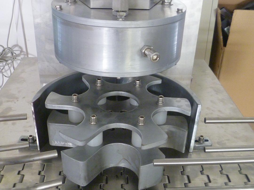 rotary vacuum capper machinery vakuuminio uždengimo mašinos sukamoji galvutė.JPG