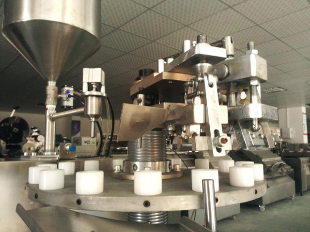 metal tubes filling folding machine vamzdžių užpildymo sandarinimo mašinos sandėlyje.jpg