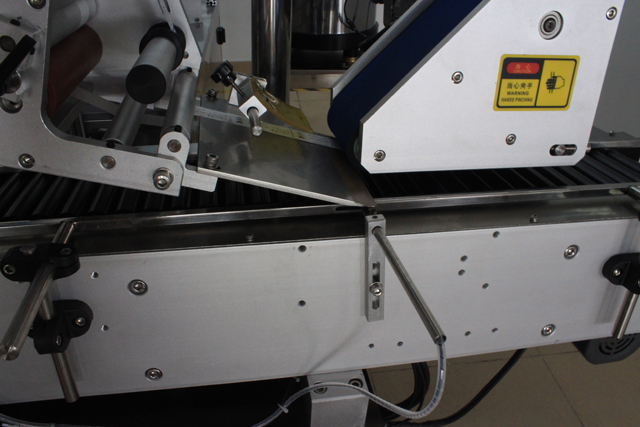 etikečių klijavimo mašina.JPG