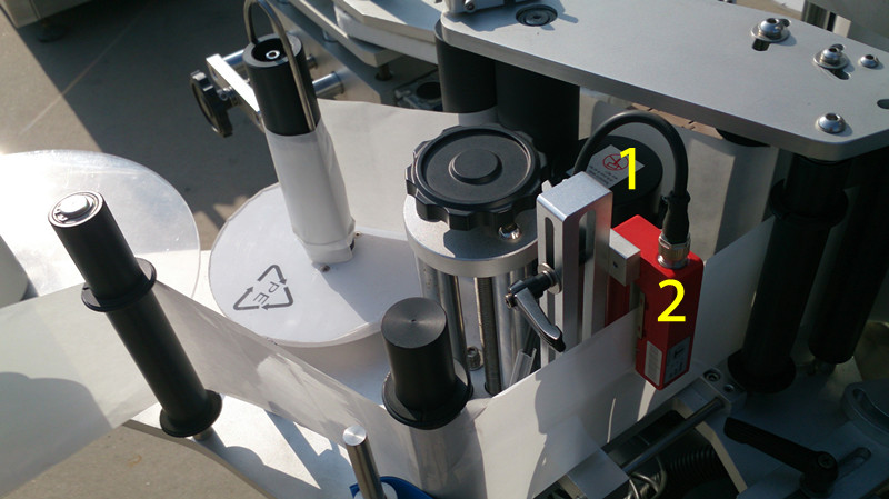 labeling machine for E liquid small bottles ženklinimas E skystu uždaryti images.jpg