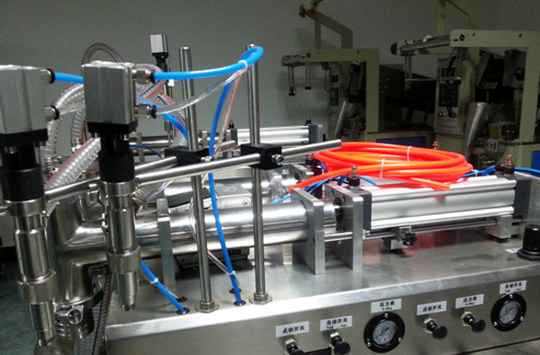 liquid filling machinery semi automatic horizontalus skysčio užpildas visiškai pneumatinis.jpg