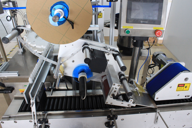 rolling bars from horizontal labeling machine sinchroninis diržas buteliams ridenti.jpg