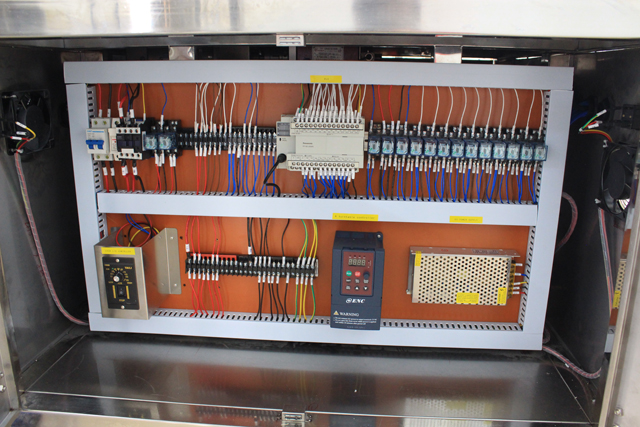 horizontal small bottles labeling machine picture horizontalaus etikečių klijavimo mašina faktinis paveikslėlis.jpg