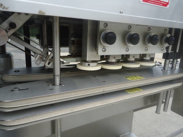 high speed linear screw capping machines didelės spartos užsukamas dangtelis.jpg