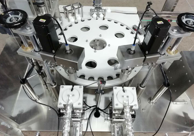 buteliukai robotas arm feeder.jpg