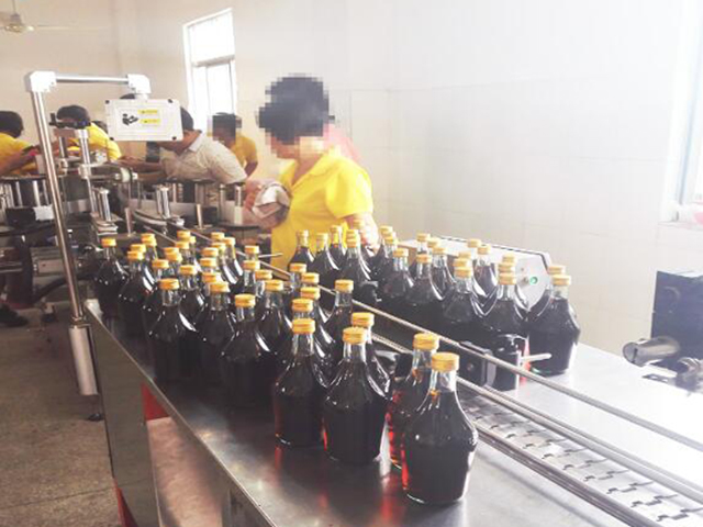 Mašinos veikia gamykloje.jpg