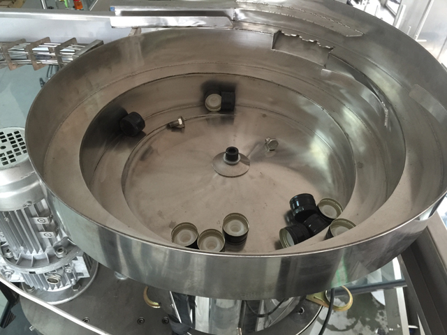 kepurės vibratoriaus padavimo sistema.jpg