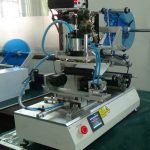 Pneumatinė plokščių kvadratinių apvalių butelių riedėjimo ženklinimo mašina su koduotuvu