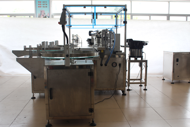 užpildymo dangteliu eterinių aliejų mašina.jpg