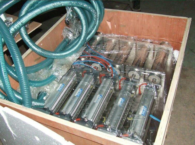 4 galvučių pildymo mašina mediniame dėkle.jpg