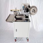 Pusiau automatinis vėliavėlės aplikatorius, skirtas šunų kaulų ėdalo pakavimui