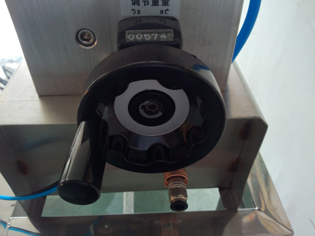 liquid filling machine semi automatic SHampoo užpildymo įranga.jpg