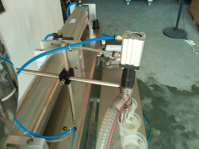 liquid filling machine for lotion shampoo cream SHampoo užpildymo įranga.jpg