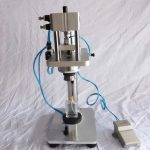 Pusiau automatinė pneumatinė stalinių kvepalų stiklinių butelių užspaudimo mašina