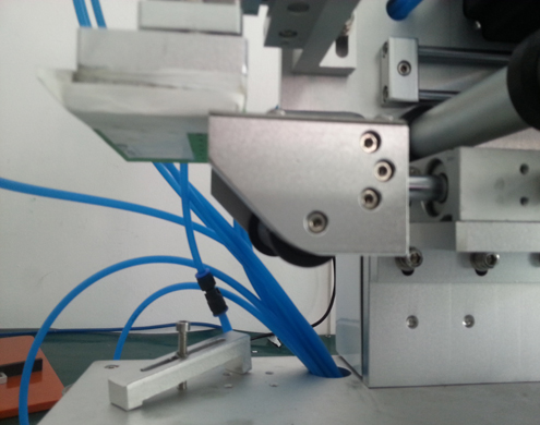 semi automatic flat bottles labeling equipment plokščias etikečių klijavimo aparatas su PLC Advanced (2).jpg