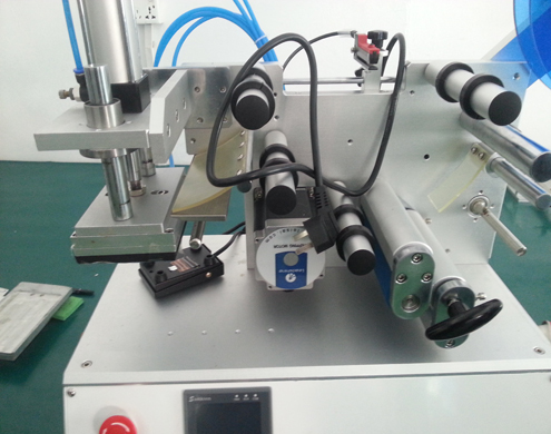 flat surface labeling equipment semi automatic plokščio paviršiaus ženklinimo įranga (3).jpg