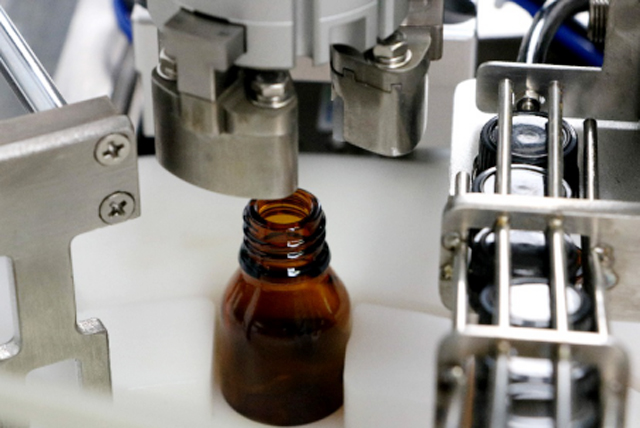 aliejaus butelių pildymo mašina tabletop.jpg