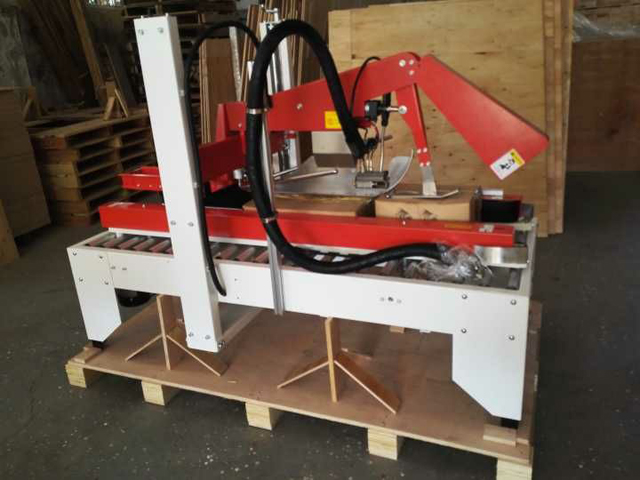 karšto lydalo klijų kartono sandarinimo mašina.jpg