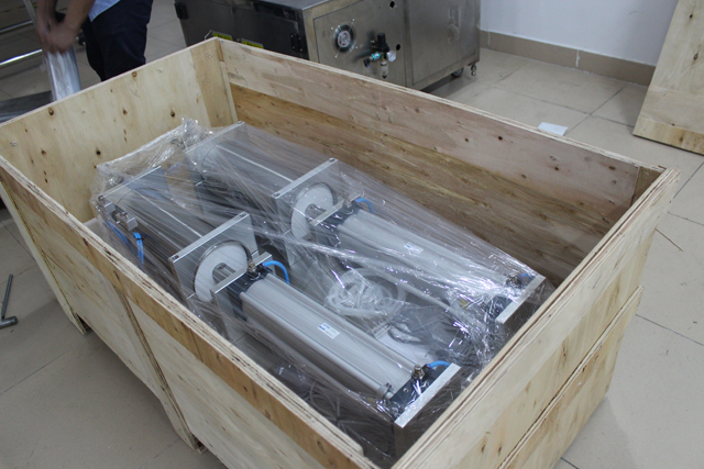 mašina medinio korpuso viduje.jpg