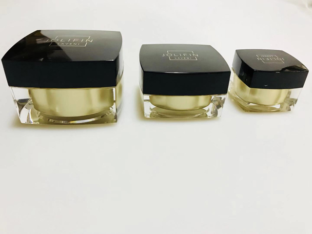 juodi kvadratiniai stiklainiai kamšteliui užsandarinti