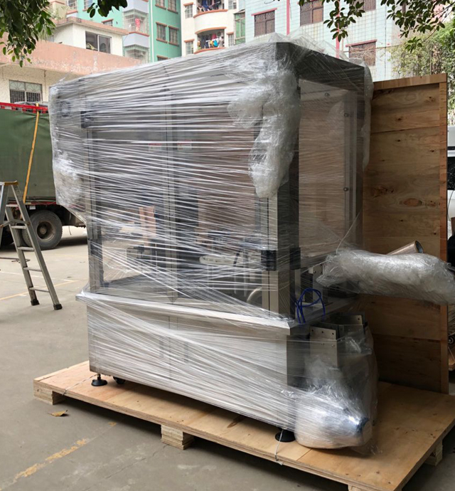 grietinėlės stiklainių uždarymo mašina mediniame dėkle