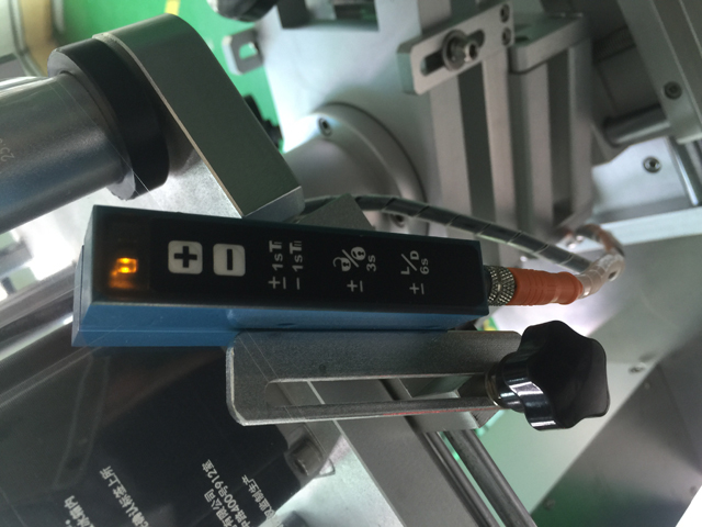 jutiklis skaidrioms etiketėms aptikti.jpg